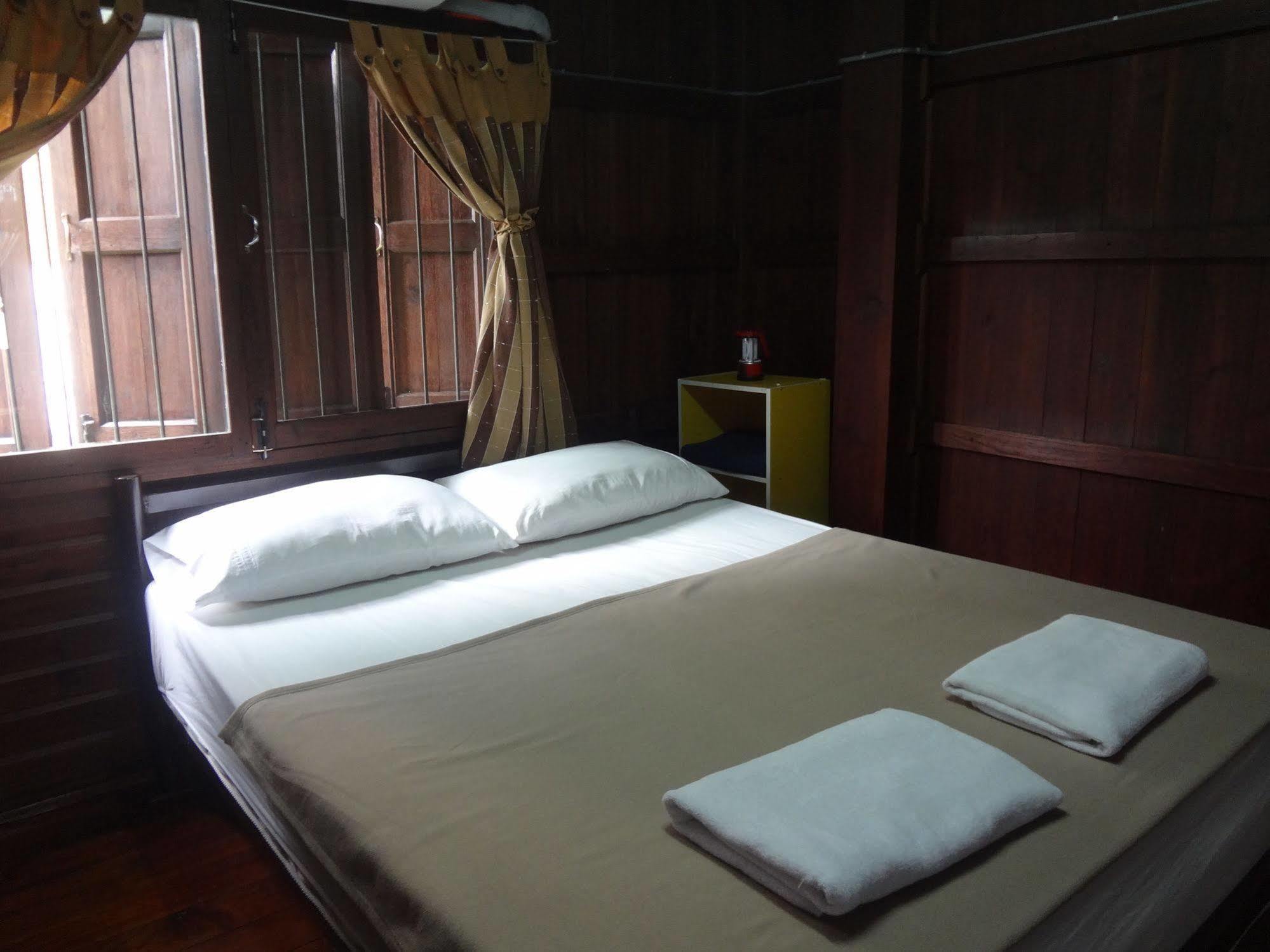 Baan Mai Guesthouse Mae Hong Son Exterior photo