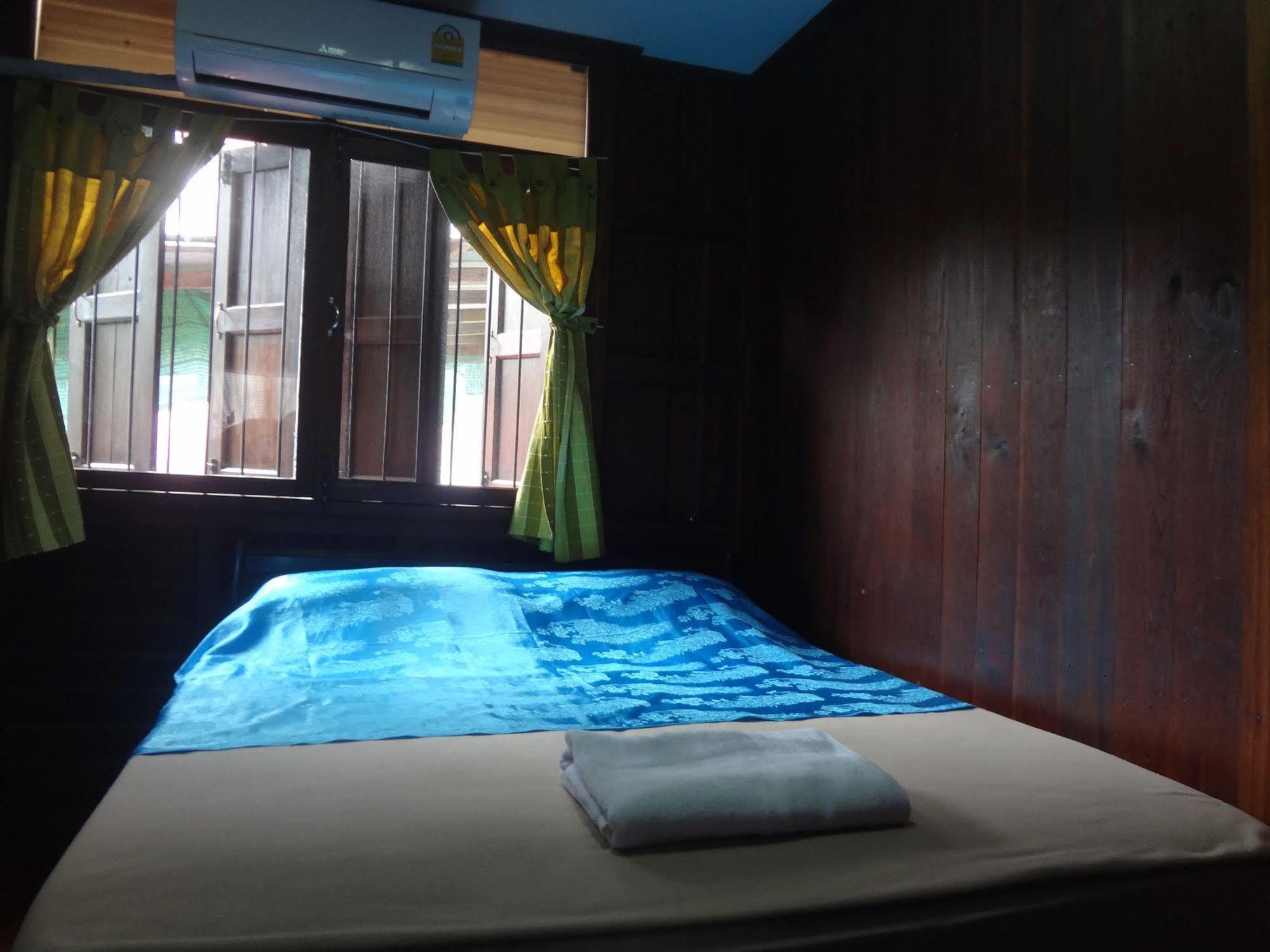 Baan Mai Guesthouse Mae Hong Son Exterior photo