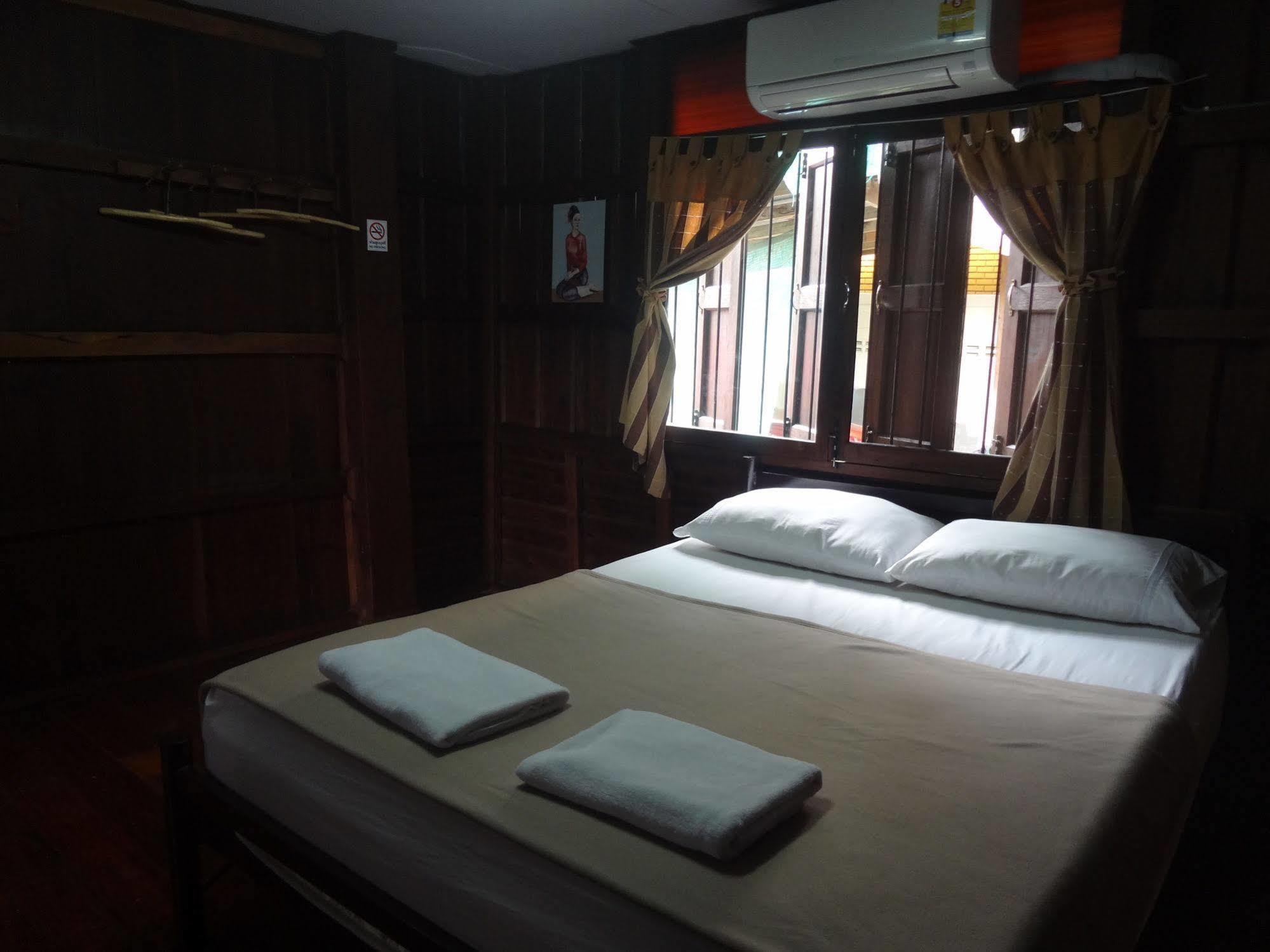 Baan Mai Guesthouse Mae Hong Son Exterior photo