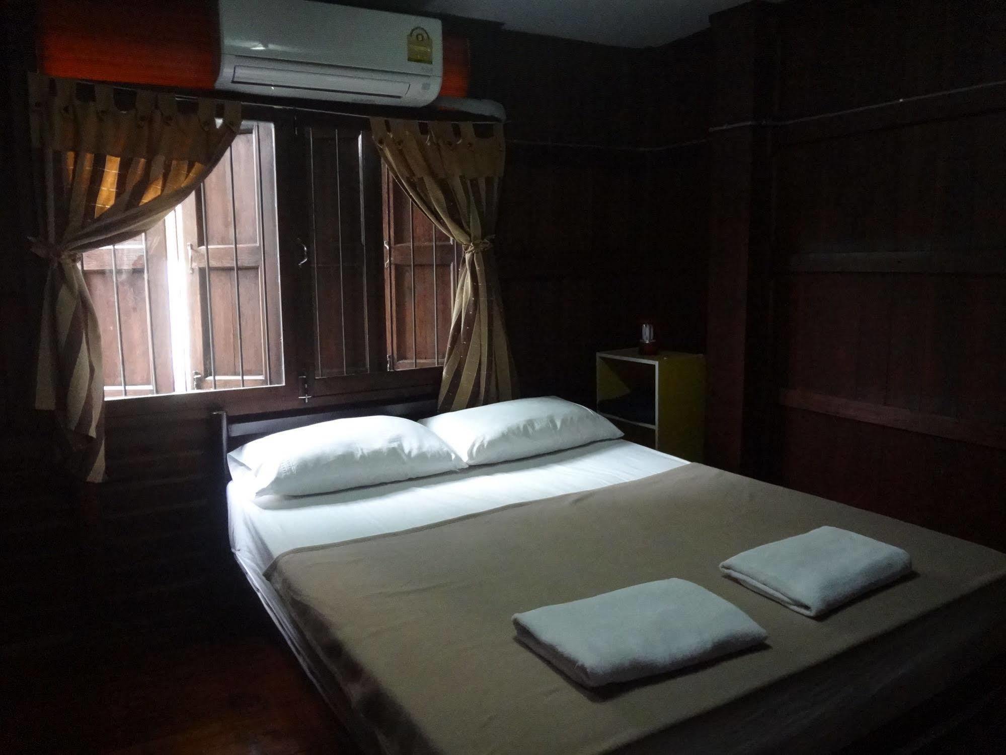 Baan Mai Guesthouse Mae Hong Son Exterior photo